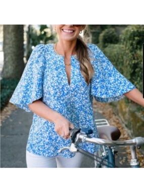Tuckernuck Finley Flutter Sleeve Top Blooms on Broad Blue White Vneck Sz S